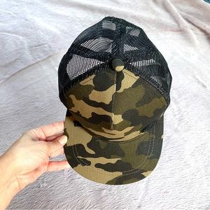 Camo & black bench trucker style hat.